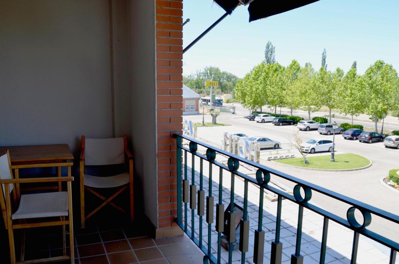 Hotel Lasa Sport Valladolid Bagian luar foto