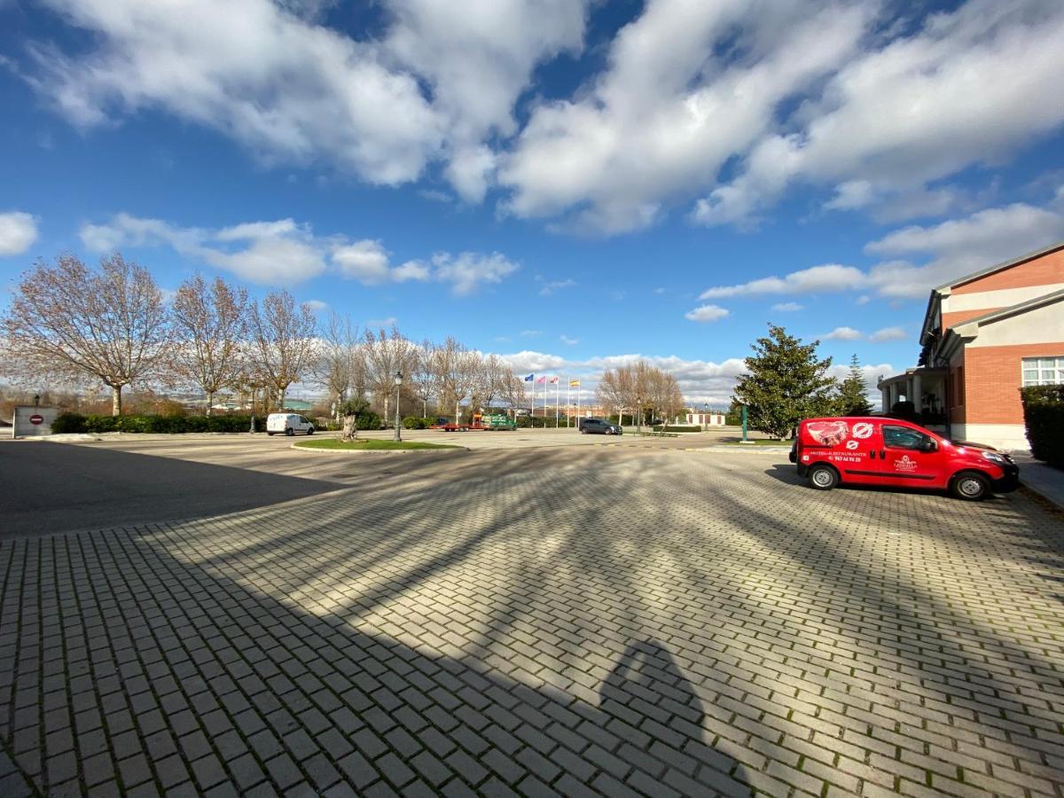 Hotel Lasa Sport Valladolid Bagian luar foto