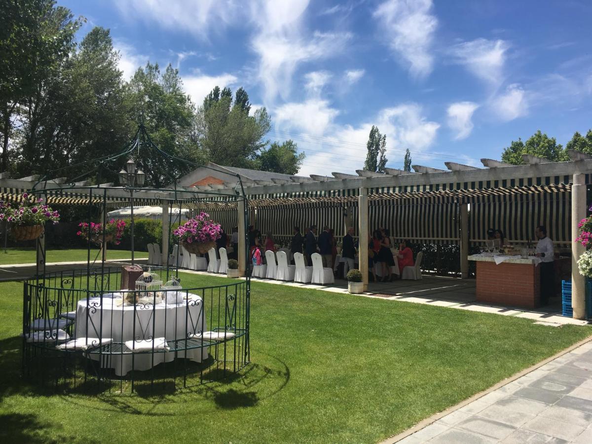 Hotel Lasa Sport Valladolid Bagian luar foto