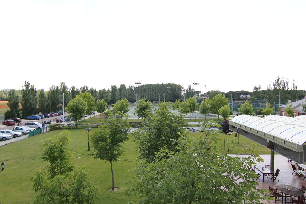 Hotel Lasa Sport Valladolid Bagian luar foto