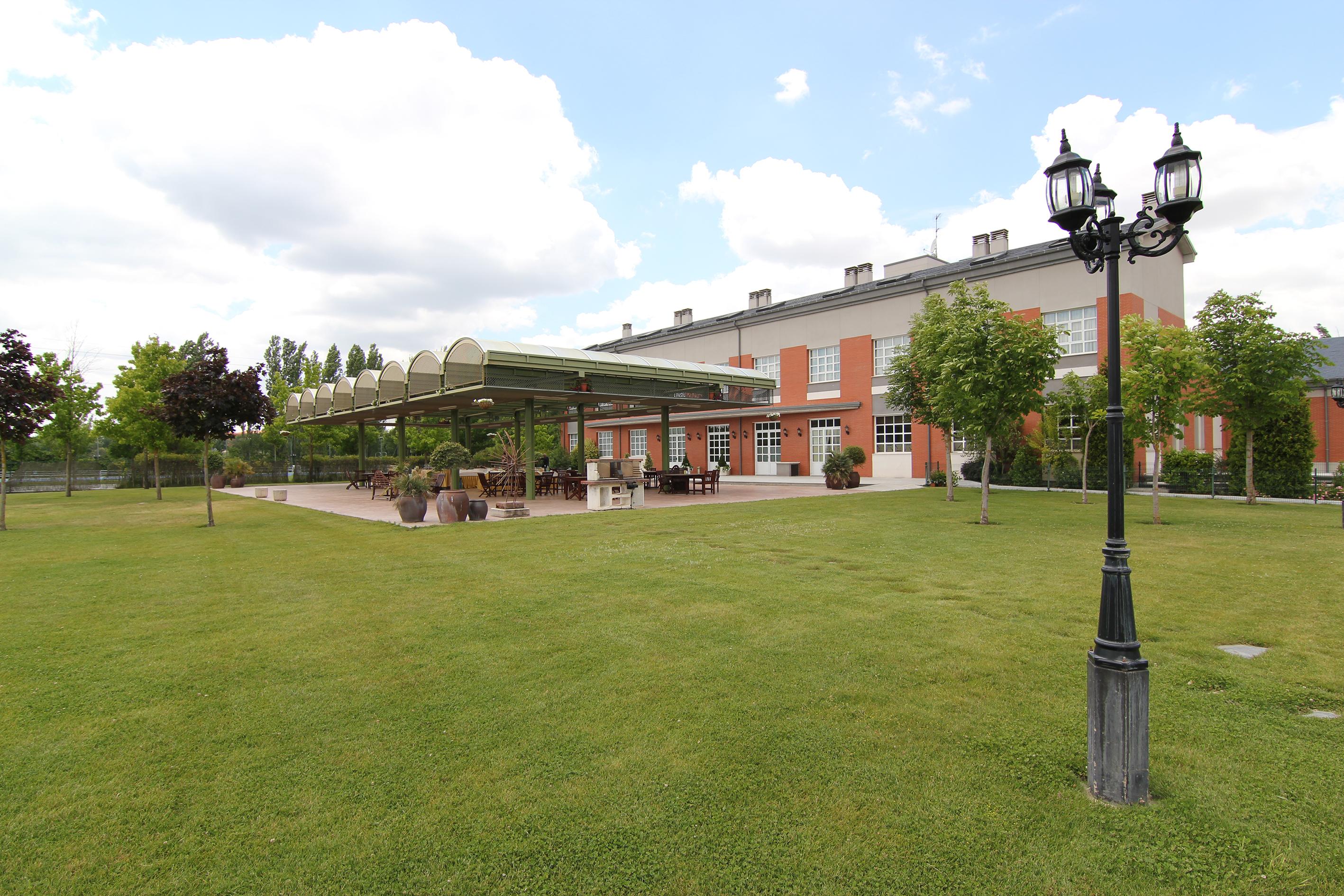 Hotel Lasa Sport Valladolid Bagian luar foto
