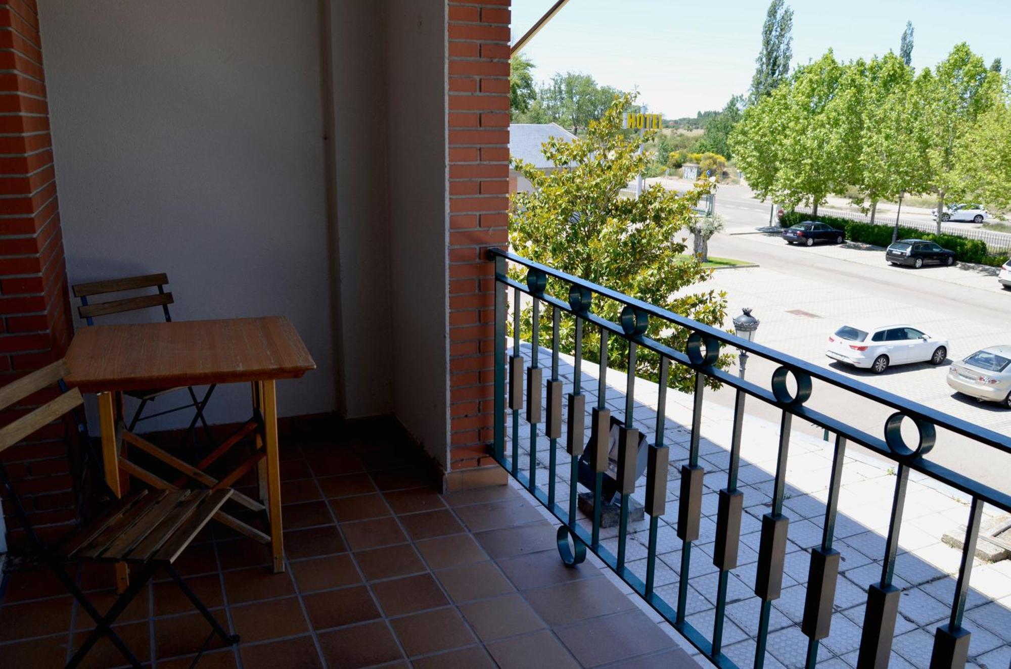 Hotel Lasa Sport Valladolid Bagian luar foto
